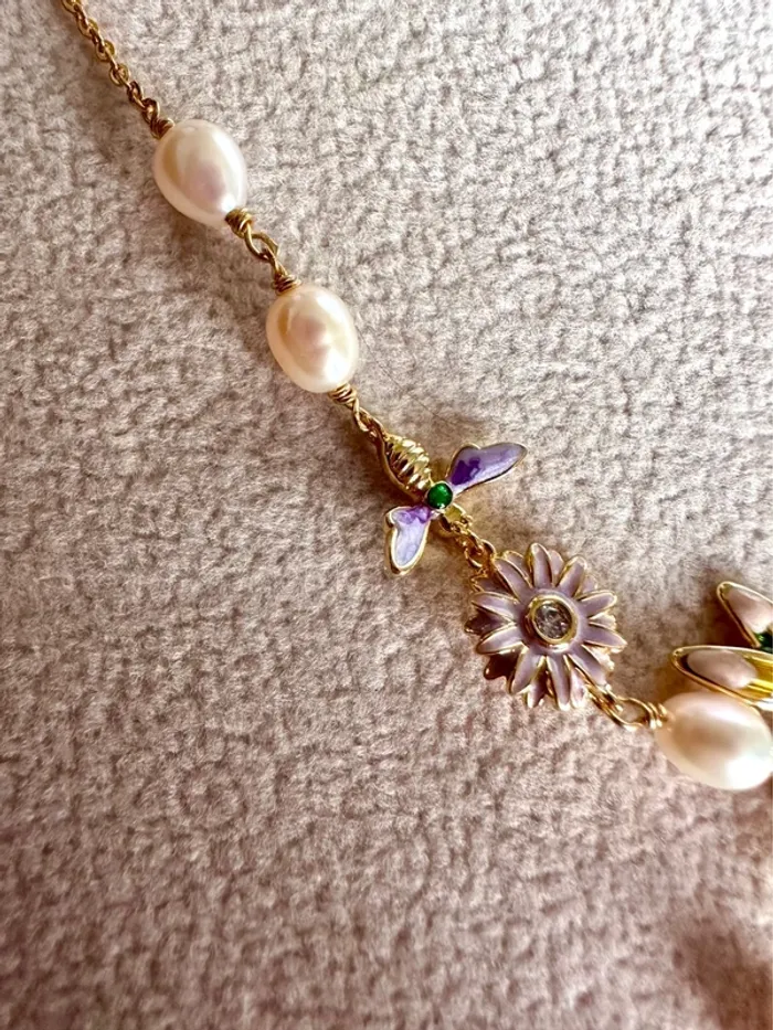 Collier artisanal en perles naturelles – libellule et fleurs émaillées - photo numéro 4