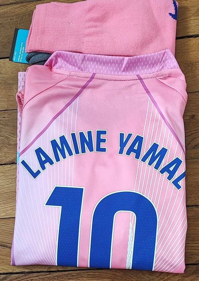 Splendide kit football taille 10 ans modèle 2026 Lamine Yamal Barcelone - photo numéro 4