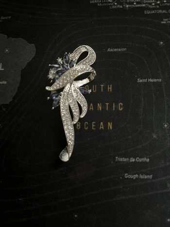 Broche romantique bleu