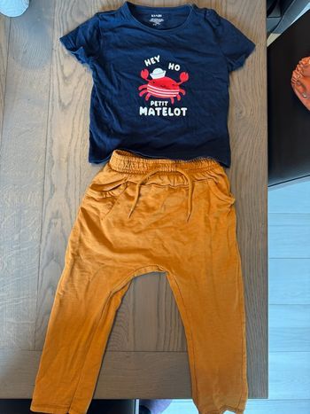 T-shirt bleu foncé et pantalon moutarde