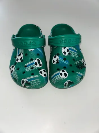 Crocs enfant vertes avec ballon de foot c8 24/25