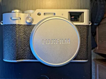 Fujifilm X100VI + boîte et accessoires (argent)