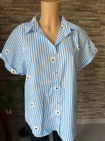 Chemise bleue à rayures et fleurs brodées