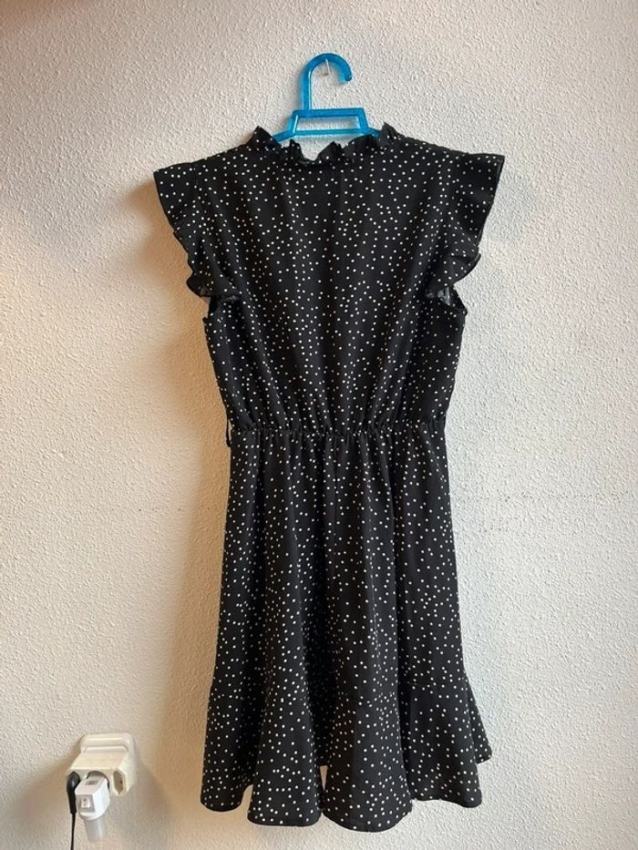 Vestido con lunares blancos