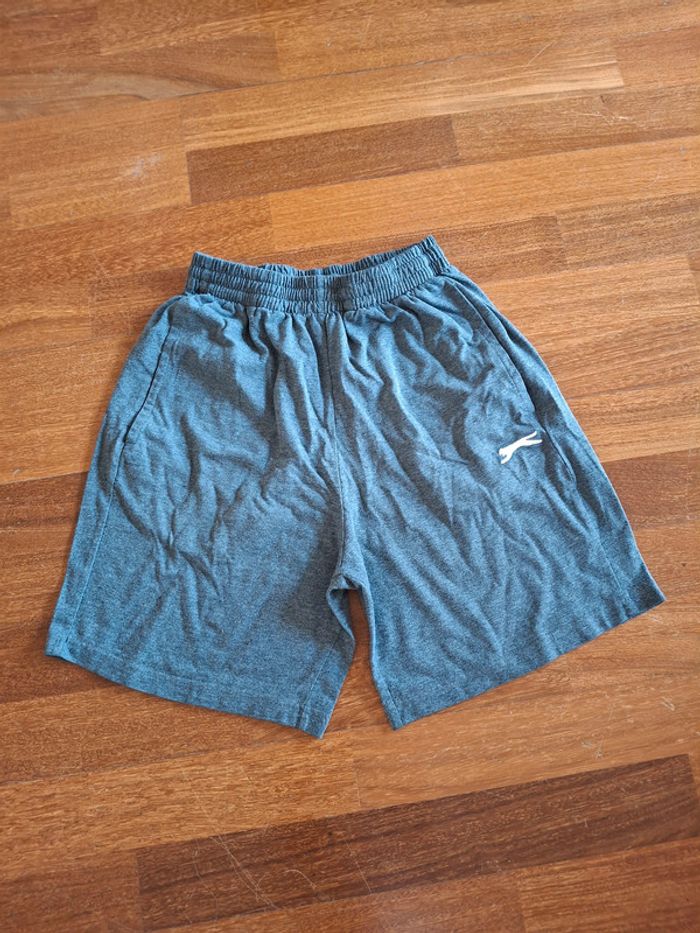 short de sport gris, marque Slazenger, taille S, en très bon état