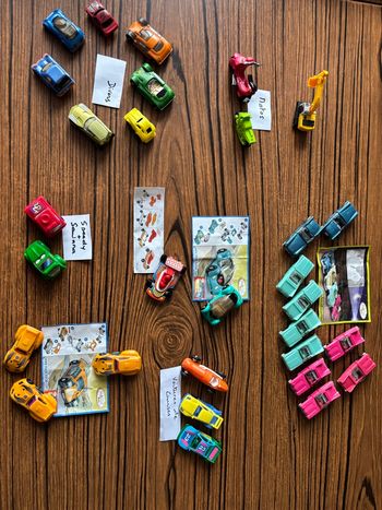 Lot de mini véhicules vintage, Kinder ou autre.