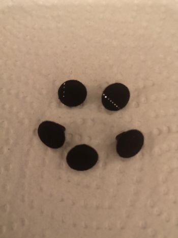 Cinq boutons noirs. Très bon état