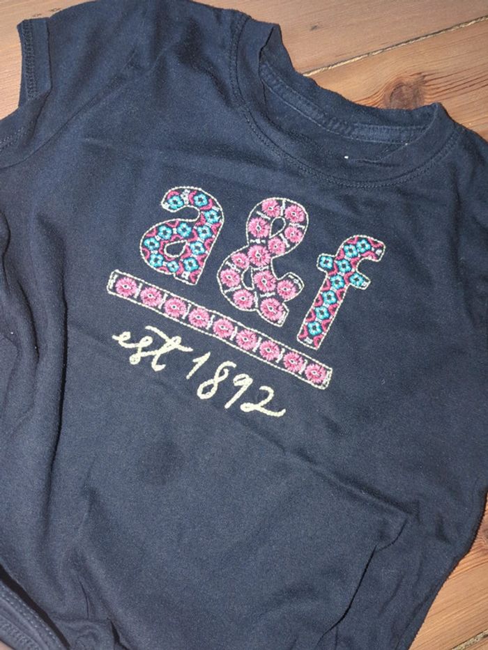 T-shirt a nouer Abercrombie kids fille noir broderies rose - photo numéro 2