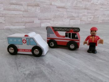 Camion de pompier et ambulance en bois