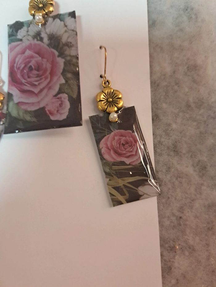 Boucles d'oreilles pendante avec pendentif en résine florale - photo numéro 10