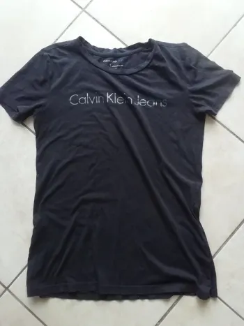Haut - Tee Shirt Femme Calvin Klein Taille M.