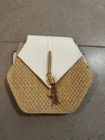 Pochette à bandoulière, bon état mais il y a une trace à l'avant, 21x16cm