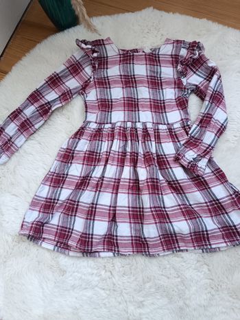 Robe à carreaux rouge et blanche