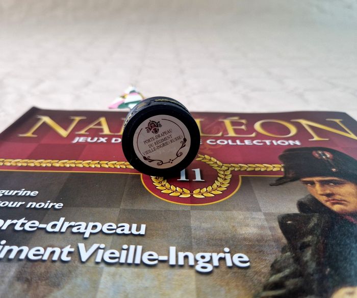 Figurine  , Napoléon , jeux d'échec de collection  , numéro 11 , le porte drapeau du régiment Vieille Ingrie - photo numéro 4