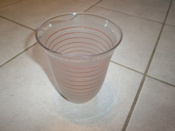 Vase opaque à traits rouge