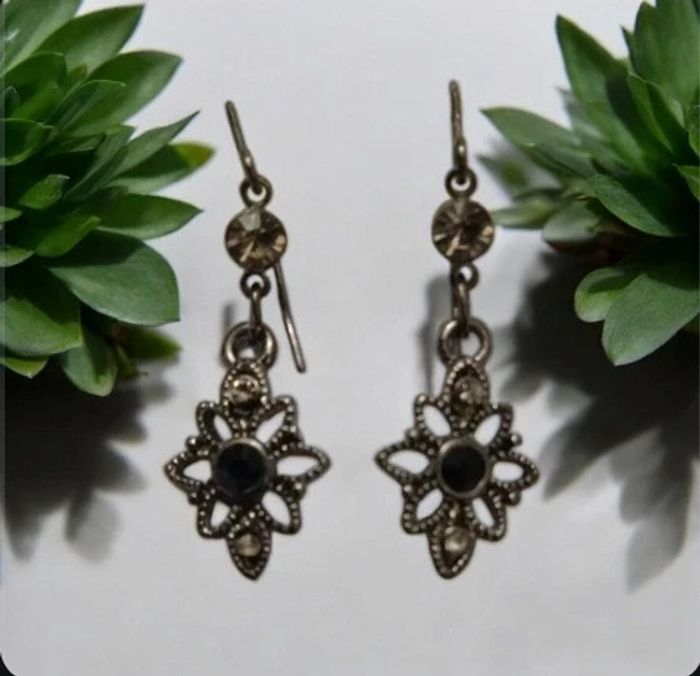 Boucles d'oreilles pendentif fleur noir En très bon état - photo numéro 2