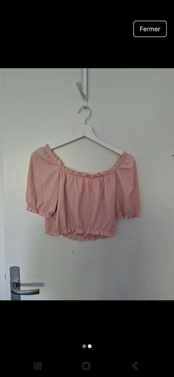 Haut crop top rose qui descend sur les épaules