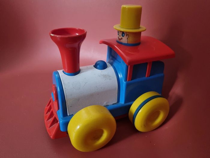 ancien jouet chicco locomotive avec métal et chapeau fonctionnelle - photo numéro 2
