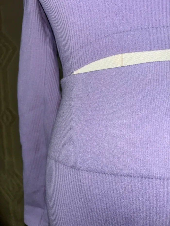 Ensemble violet lila moulant Stradivarius – top manches longues + legging stretch (Taille M) - photo numéro 4