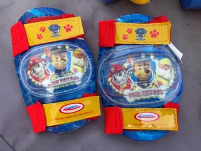 Paire de patins à roulettes + genouillères et coudières bon état - photo numéro 3