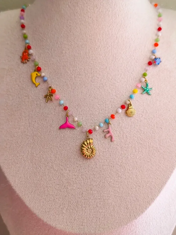 Collier doré et multicolore avec perles de cristal et breloques de la mer - photo numéro 3