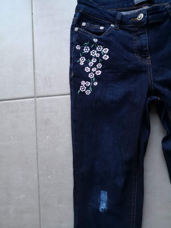 Jean slim neuf avec fleurs brodées - photo numéro 2