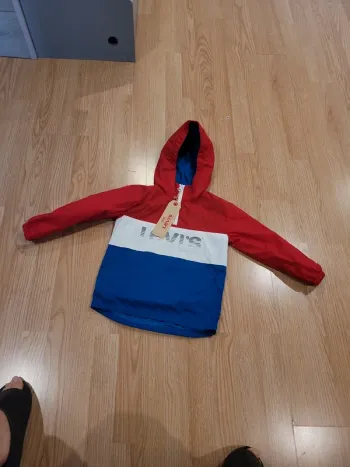 Coupe vent levis neuf taille 5 ans