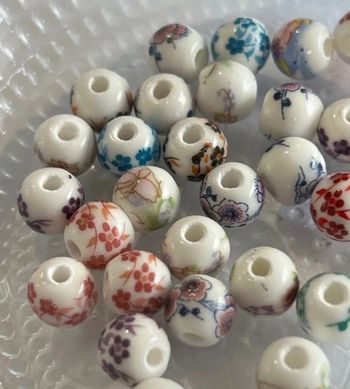C591 lot de 30 perles en céramique 8mm motif floral