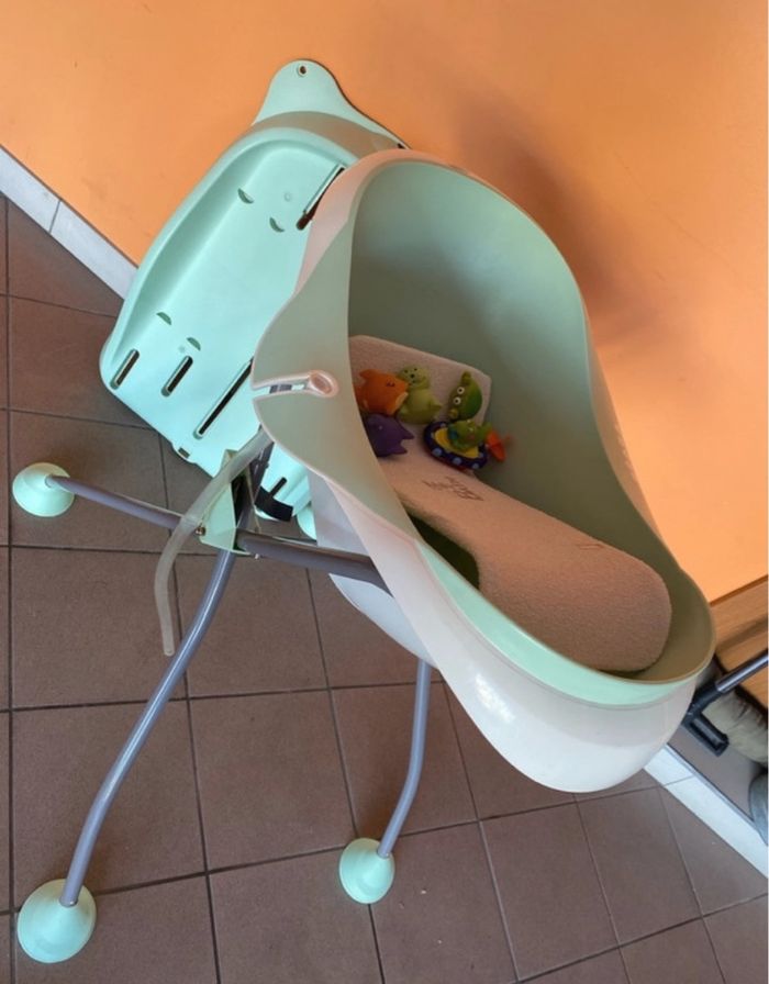 Baignoire bébé 4 pieds pliable avec table à langer amovible et jouets - photo numéro 1