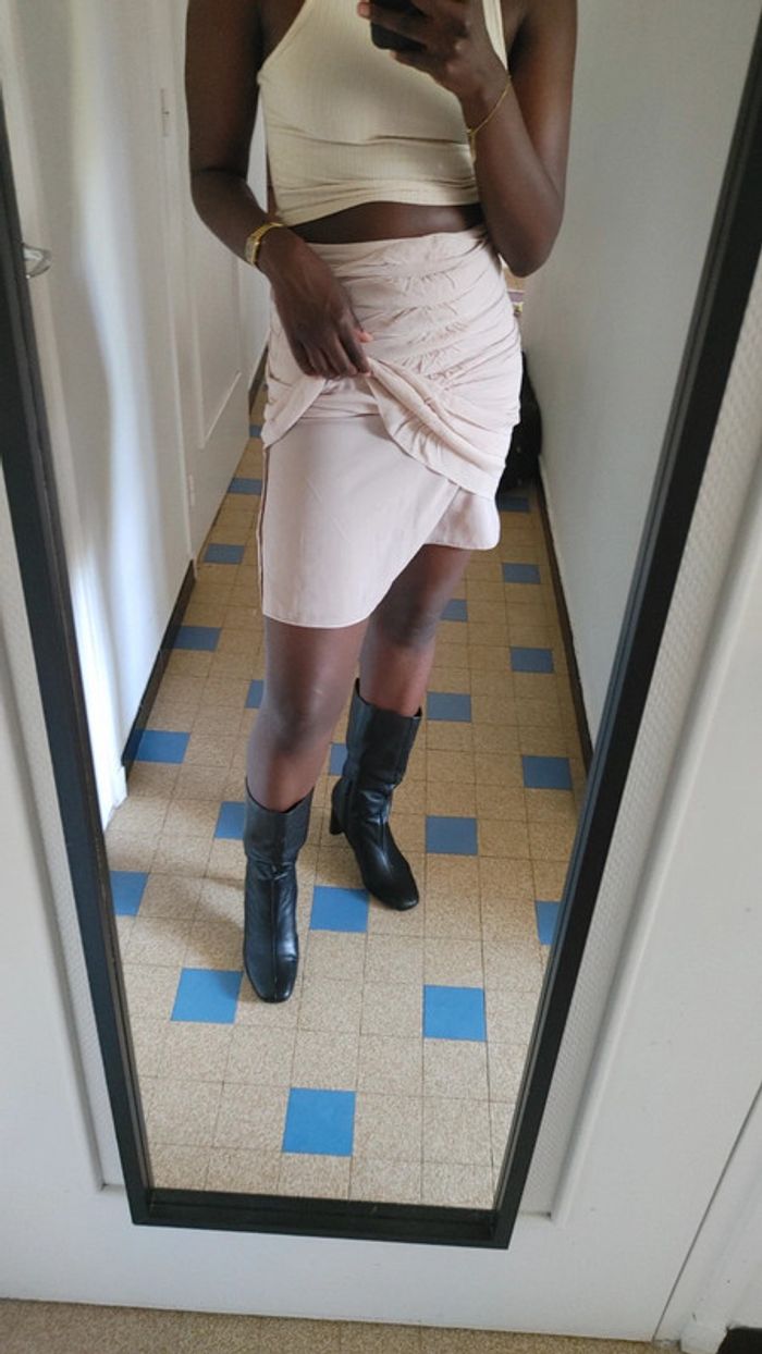 Jupe courte en soie rose volant taille haute - photo numéro 3