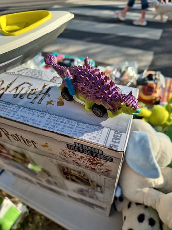 Petite voiture dinosaure