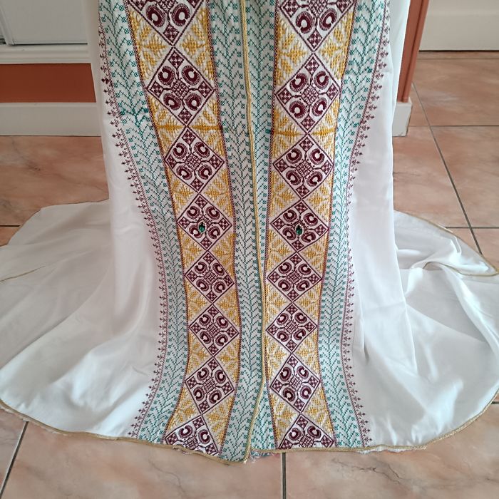 Caftan takchita robe de soirée blanche brodée - photo numéro 8