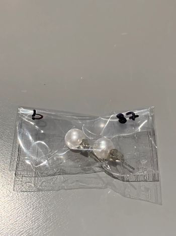 Boucles d’oreilles Adopt’ n•87 Perles boules blanc  Structures tiges + fermoirs argentés  Bijoux