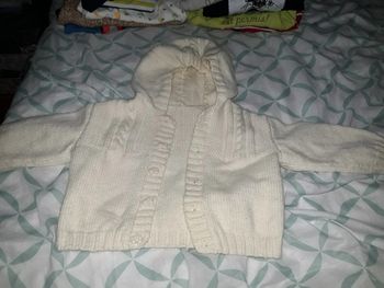 Gilet à capuche écru fait main