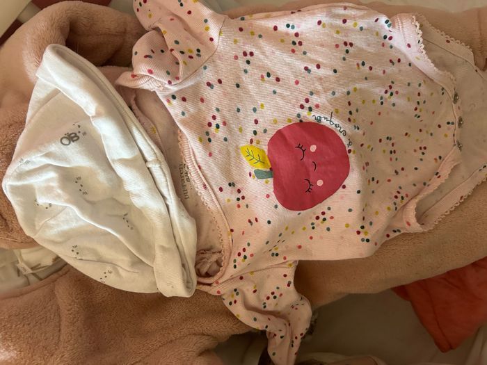 Vend lots bebe pleins de chose jamais porter + une combinaison jamais porter - photo numéro 4