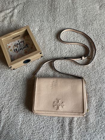 Petit sac à main Tory Burch rose pâle – bandoulière réglable – chic et pratique