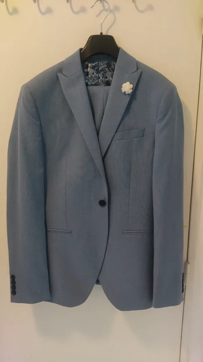 Isaac Dewhirst costume bleu clair taille 48