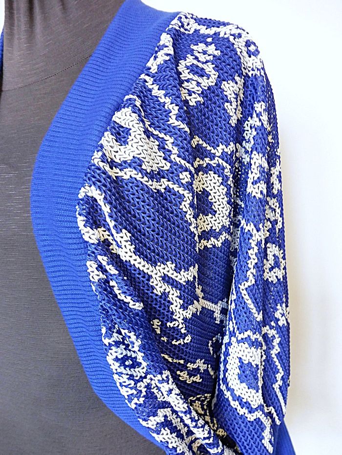 Gilet femme ajouré bleu et blanc. Manches chauve souris. K Woman. Taille L (42). - photo numéro 2