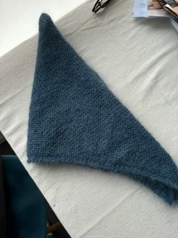Triangle laine bleu