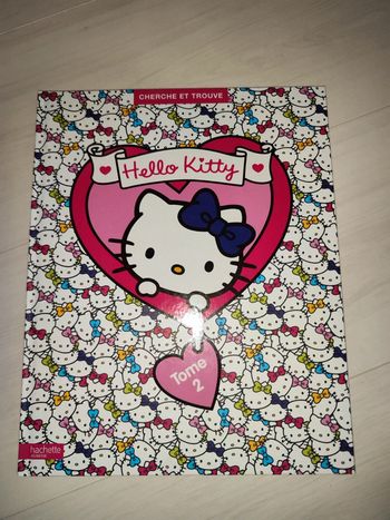 Livre cherche et trouve hello kitty