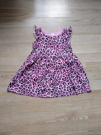 Robe rose. manches courtes.
Taille 3 ans 4 ans