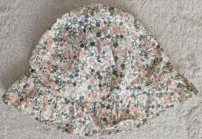 Ensemble 6M été fille kiabi (neuf) :
T-shirt + short + chapeau + chaussures - photo numéro 12
