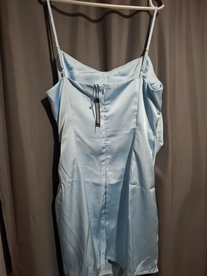 Robe bleue clair satinée Boohoo T44 Neuve - photo numéro 4