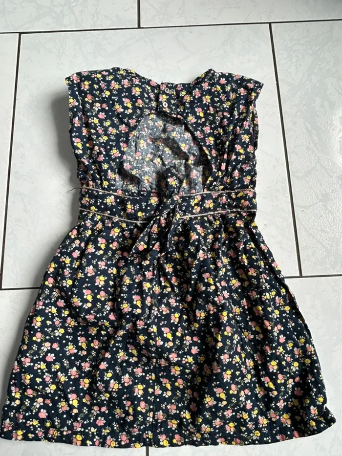 Robe fleurie avec chouchou - photo numéro 4