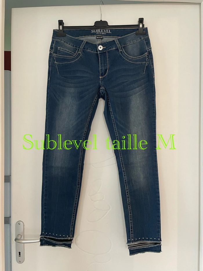 Jean court bleu taille basse coupe skinny bas dentelle et clou sublevel taille M
