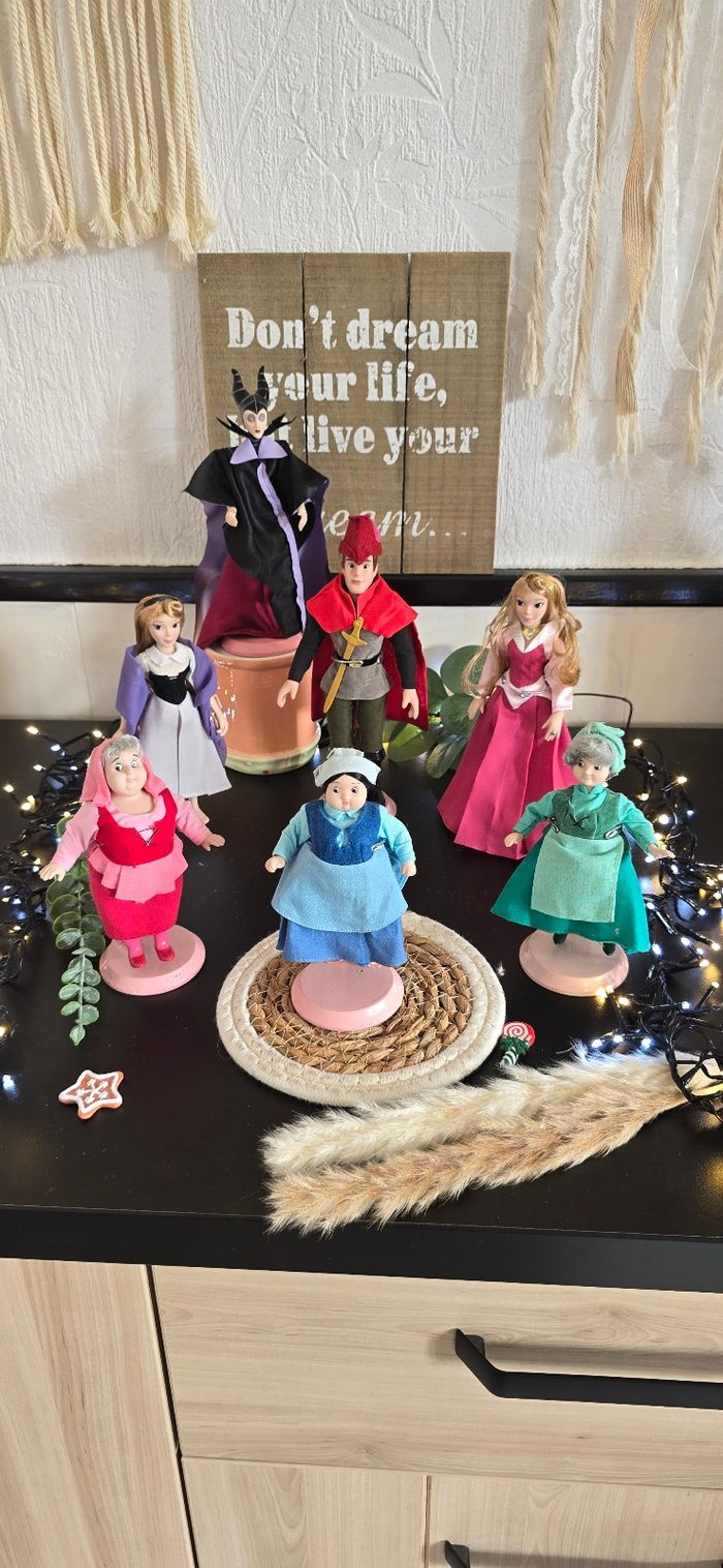 Lot de 7 magnifique poupées de collection porcelaine Disney princesse la belle au bois dormant - photo numéro 2
