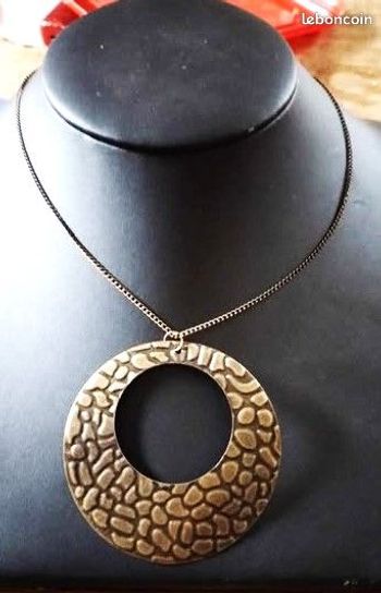 Collier en métal cuivré -  cercle ciselé
