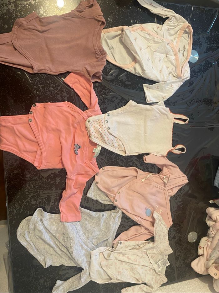 Vends un lot de vêtements ( pyjama , tenues , body , 2 turbulettes ( pas apparente sur les photos car pas assez de place ) - photo numéro 2