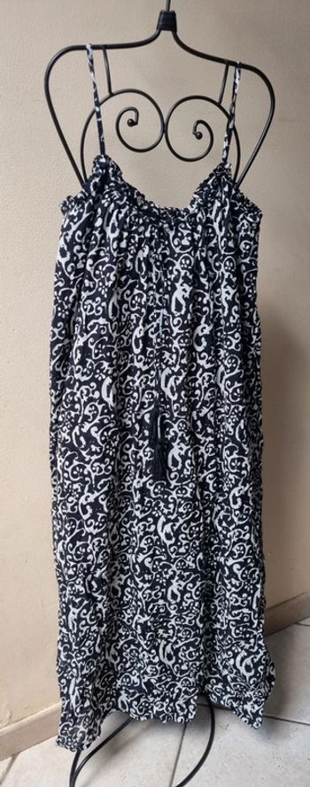 Longue robe noire et blanche