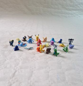 Lot de 24 petites figurines pokemon